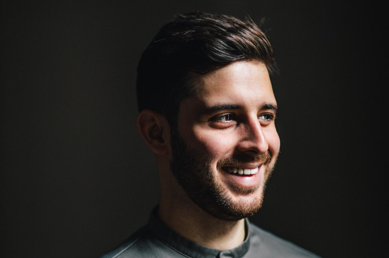 This is Filip Hanlo, the chef of restaurant até in botique hotel The Dylan Amsterdam, leading hotels of the world. Close up photo in which he smiles.