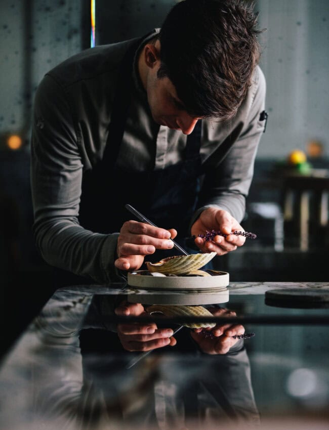 Filip Hanlo, chef at até at The Dylan Amsterdam preparing a dish