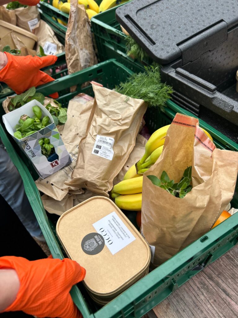 The Dylan Amsterdam bij Helen’s Free Food Market bij De VerbroederIJ: het delen van verse boodschappen, maaltijden bereid door OCCO en oprechte momenten, een ode aan gemeenschap, compassie en echte gastvrijheid, ook buiten onze deuren.